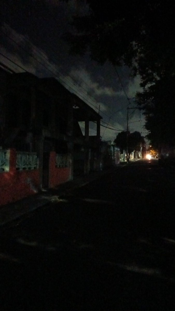 FerCOD6's tweet photo. Avería desde temprano en respaldo Venezuela jardines del Ozama y @EdeesteRD nada de solucionar ni de venir espero que vengan a ver si las gomas quema y las guagua voltiadas le gustan https://t.co/ipjPgkxBhT