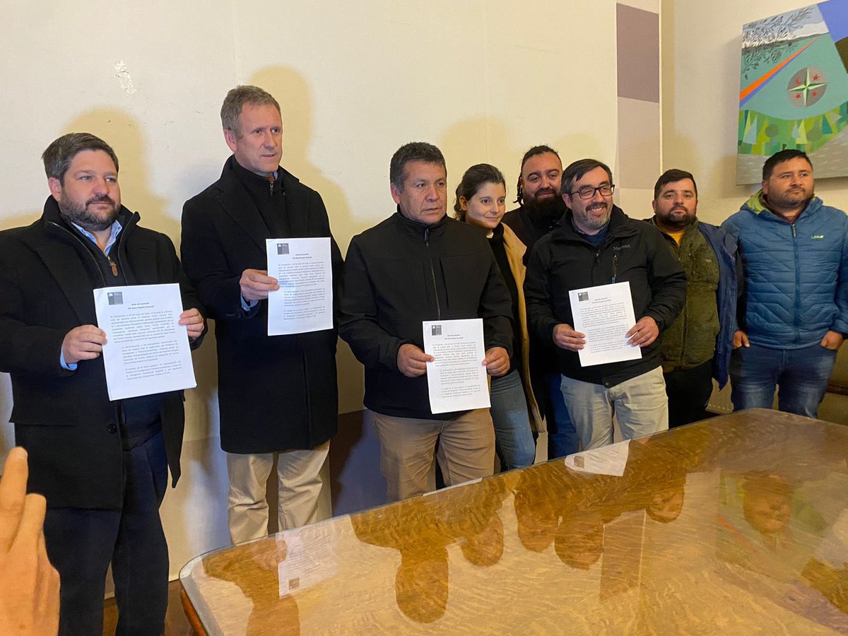 MTTChile's tweet photo. 🟢 GOBIERNO DESTRABA CONFLICTO Y PUERTO CORONEL RETOMA OPERACIÓN

En los próximos días el Puerto Coronel retomará su operación, luego de que representantes de los trabajadores y la empresa aceptaran retomar el diálogo e instalar una mesa de trabajo liderada por el MTT.

(1/2) https://t.co/IEjRs55bUt