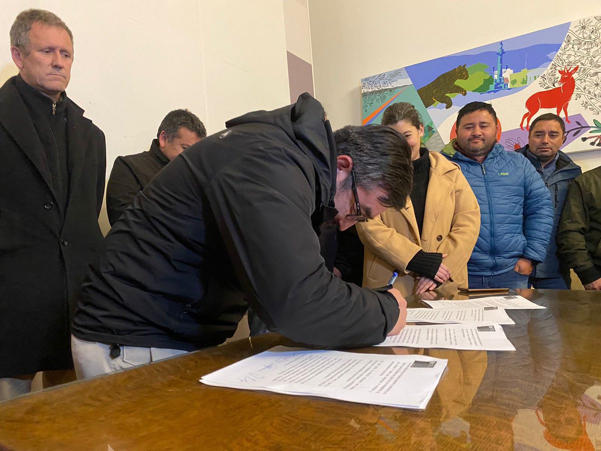 MTTChile's tweet photo. 🟢 GOBIERNO DESTRABA CONFLICTO Y PUERTO CORONEL RETOMA OPERACIÓN

En los próximos días el Puerto Coronel retomará su operación, luego de que representantes de los trabajadores y la empresa aceptaran retomar el diálogo e instalar una mesa de trabajo liderada por el MTT.

(1/2) https://t.co/IEjRs55bUt