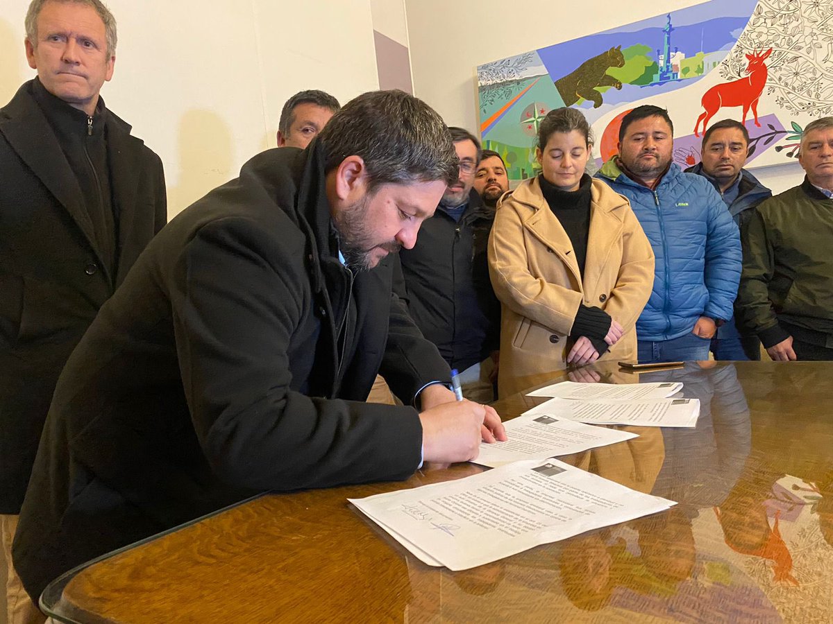 MTTChile's tweet photo. 🟢 GOBIERNO DESTRABA CONFLICTO Y PUERTO CORONEL RETOMA OPERACIÓN

En los próximos días el Puerto Coronel retomará su operación, luego de que representantes de los trabajadores y la empresa aceptaran retomar el diálogo e instalar una mesa de trabajo liderada por el MTT.

(1/2) https://t.co/IEjRs55bUt