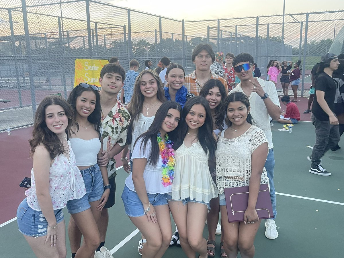 HumbleISD_SCHS's tweet photo. We’re in our final week with our Seniors 😢 🎓🐾

The turnout at Senior Sunset was fantastic as we start to say goodbye to our wonderful seniors. We will miss you! 

Graduation practice at SC Thursday, Graduation ceremony at NRG Friday! Go Bulldogs! https://t.co/VD9xfrozBt