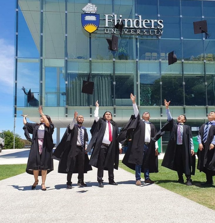 TMIHARINI's tweet photo. Fandy Dawenan, guru asal Makassar, berbagi kisahnya menempuh pendidikan di Indonesia dan Australia sebagai penyandang tunanetra

Menimba ilmu di SMA dan universitas konvensional, Fandy mengaku tidak diberi pendampingan sama sekali.

Pendidikan inklusif itu baru ia rasakan saat menjalani S2 di Australia lewat beasiswa.