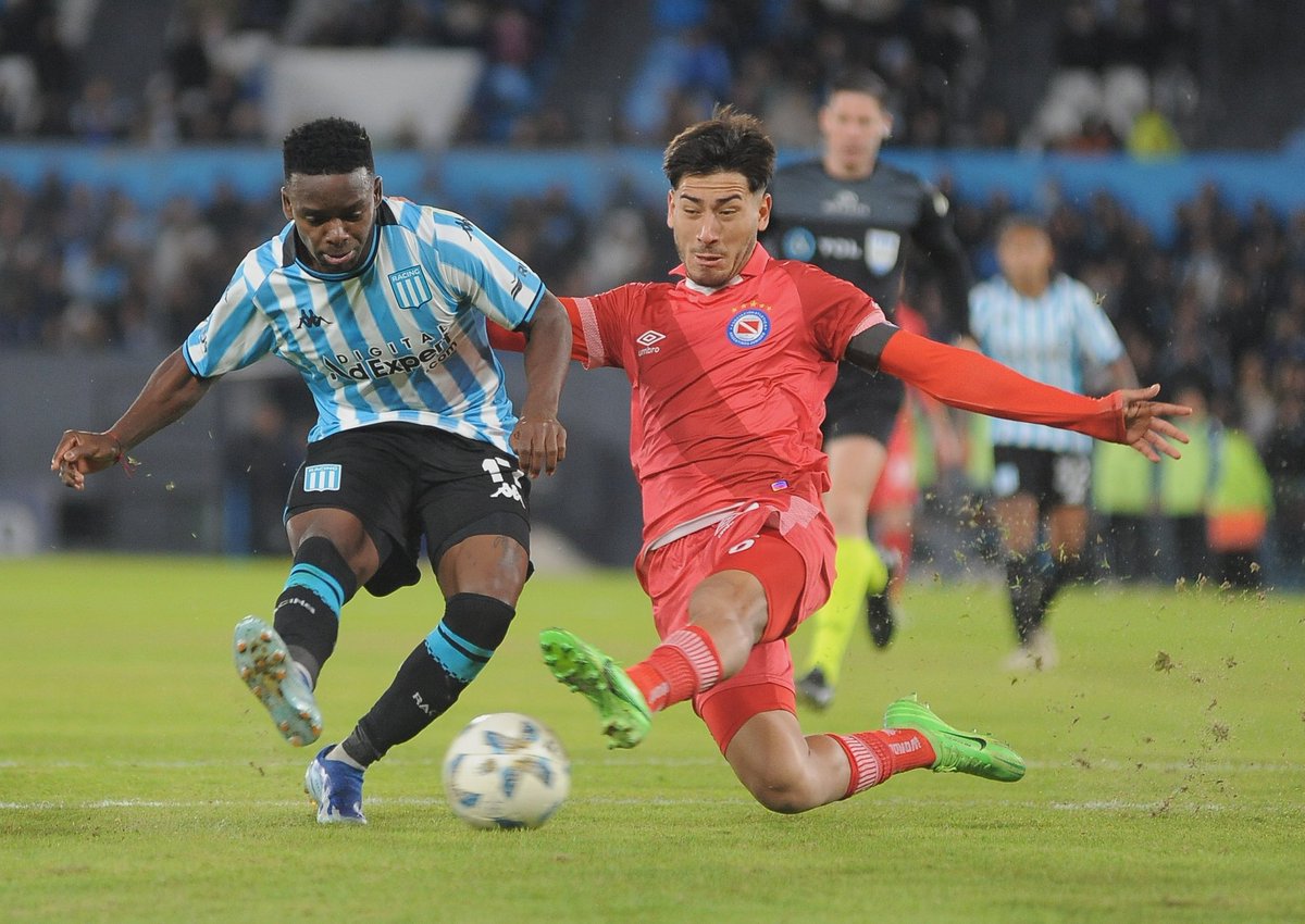 'SIGUEN LOS PAPELONES'
#Racing 3-0 #AAAJ #Fecha2 #LigaProfesional
⚽️ Martirena, Carbonero y Martínez.
La seguidilla de malas actuaciones continúa, con una cantidad de goles en contra muy elevada, y ninguna reacción para revertir esto.

| Por: @diegogabrielfb |