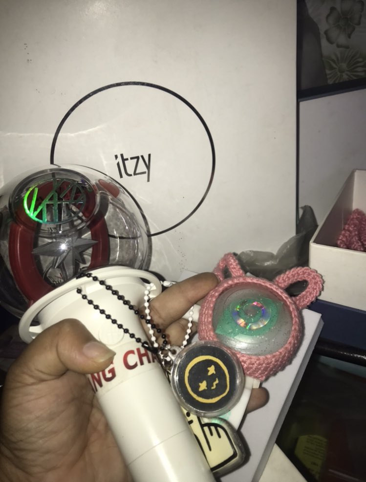 gomieyaaID's tweet photo. #wtskpopstuff #wtsday6stuff Nachimbong v1 425k
lightband v1 300k
lightring case (new) 500k

Lightring dan lightstick pemakaian normal konser (1x)

Note : dapat semua printilan/accessories

Wts https://t.co/mHP1XKiDuS