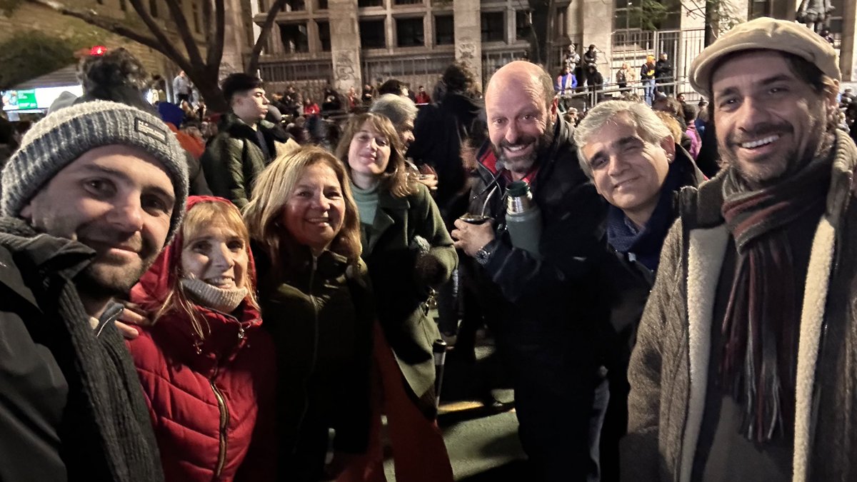 Cada año más grande, cada año más emotiva. Cómo no seguir buscando. Quiénes somos nosotros para abandonar esa lucha? No tenemos derecho. Hay que seguir. A pesar del silencio cómplice, el amor siempre gana.

#MarchaDelSilencio2024
#TodosSomosFamiliares
#NuncaMásTerrorismoDeEstado