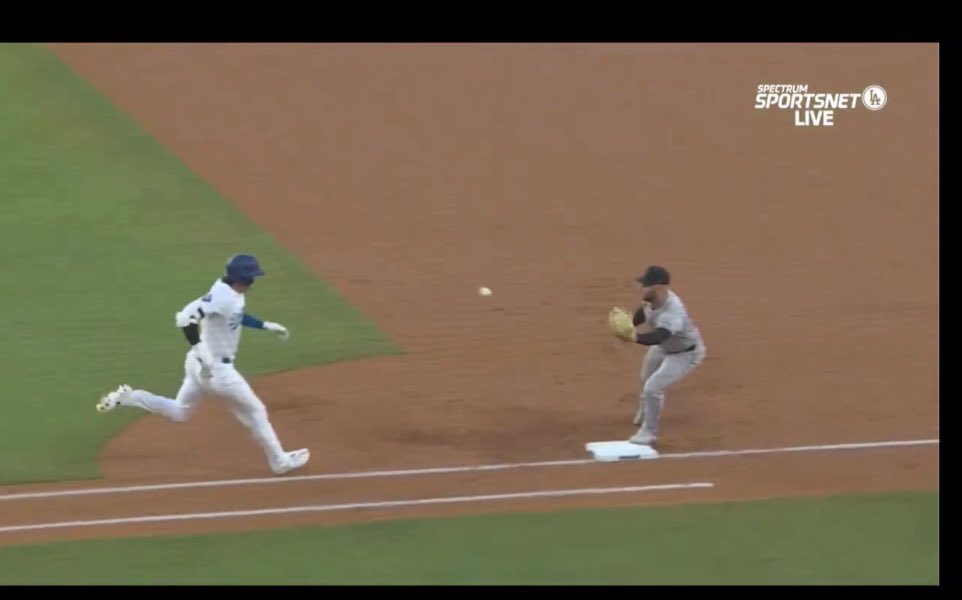j1mac11's tweet photo. @DodgersNation 🤨🤨🤨 https://t.co/MmcQrApBb1