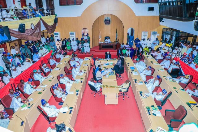 Osun Assembly passes bill increasing stipends for political office holders, others thenationonlineng.net/osun-assembly-…