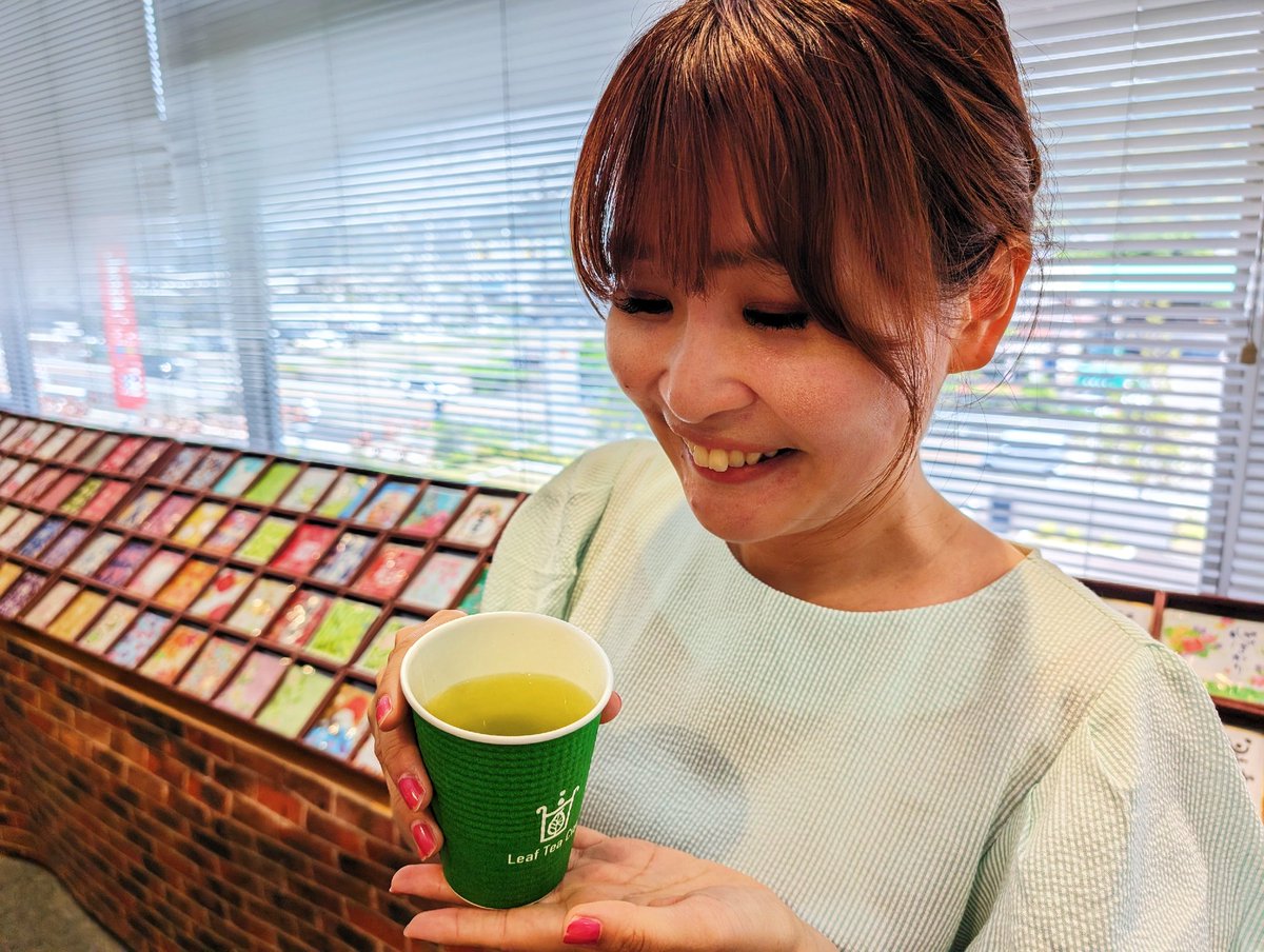 WASABI1404's tweet photo. Spice Scoopy🚙
焼津市
「株式会社吉村」 静岡営業部の
福地太亮さんとお届けしました🎤
お湯を注ぐだけで本格的な日本茶を気軽に味わえる
【リーフティカップ】をご紹介しました🍵✨
急須で入れたお茶のような甘み·旨味✨🫖🩷
2煎め、3煎めも美味しく楽しめます🥺
#WASABI https://t.co/8gpHPCnERa