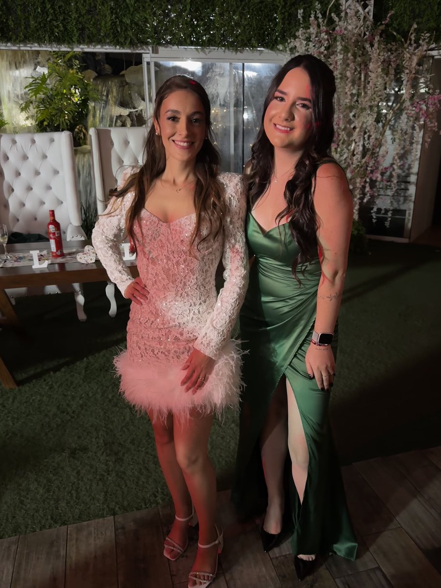 portillablink's tweet photo. To esperando as fotos do fotógrafo, mas por enquanto tem dos convidados. Eu e meu amor batendo cintura em “Nuestro Amor”, eu e minha melhor amiga @AnahiPLovers https://t.co/HuMvYd9OX9