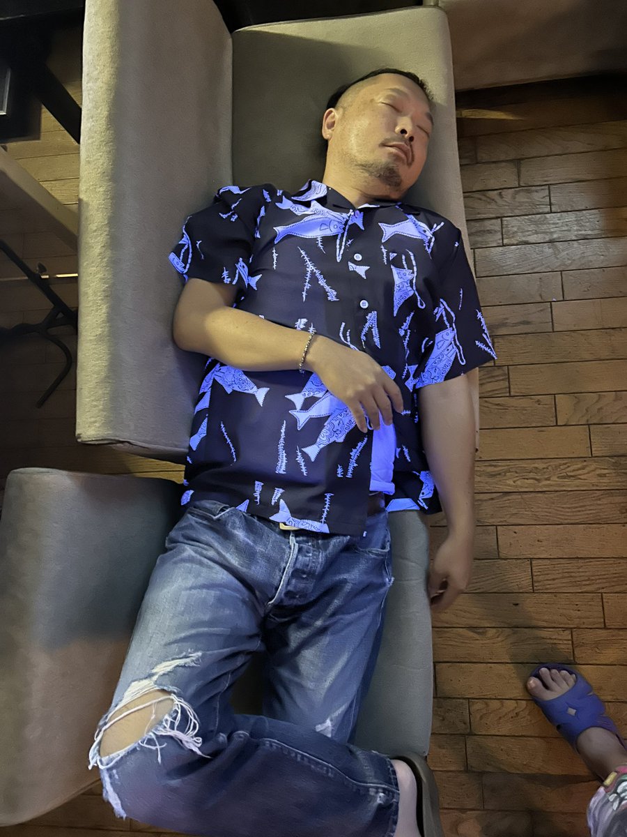 本日！
22:00より、FM81.5にて！
『ノムロックとケンタロックのだけんどしたんや　リターンズ！』のゲストは、
この瞑想中の男！
デザイン会社アルファから！
まっちゃんことまっちゃんです！