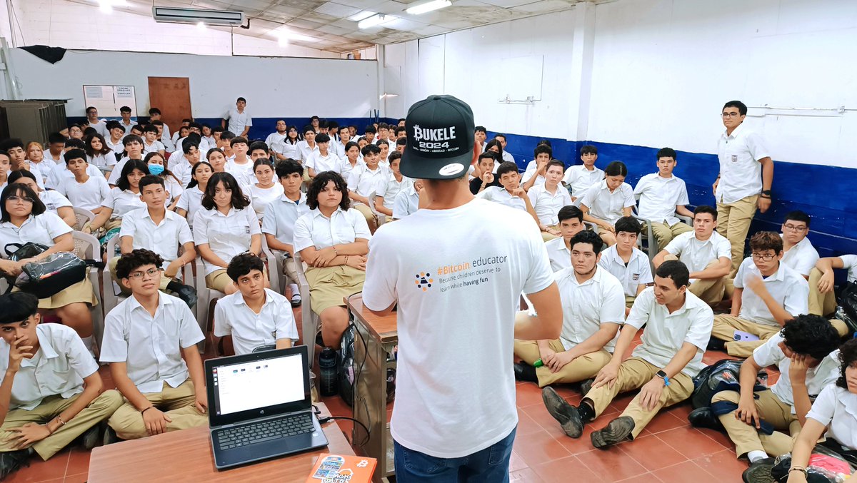 Today in San Miguel 🇸🇻 our #Bitcoin Educator @PupusasG  explained to the kids in a public school the importance of Bitcoin in the country and our project Node Nation.
'We are only a launching pad for larger projects like @cuboplus ' 
-PupusasG-
@bitcoinofficesv 
@min