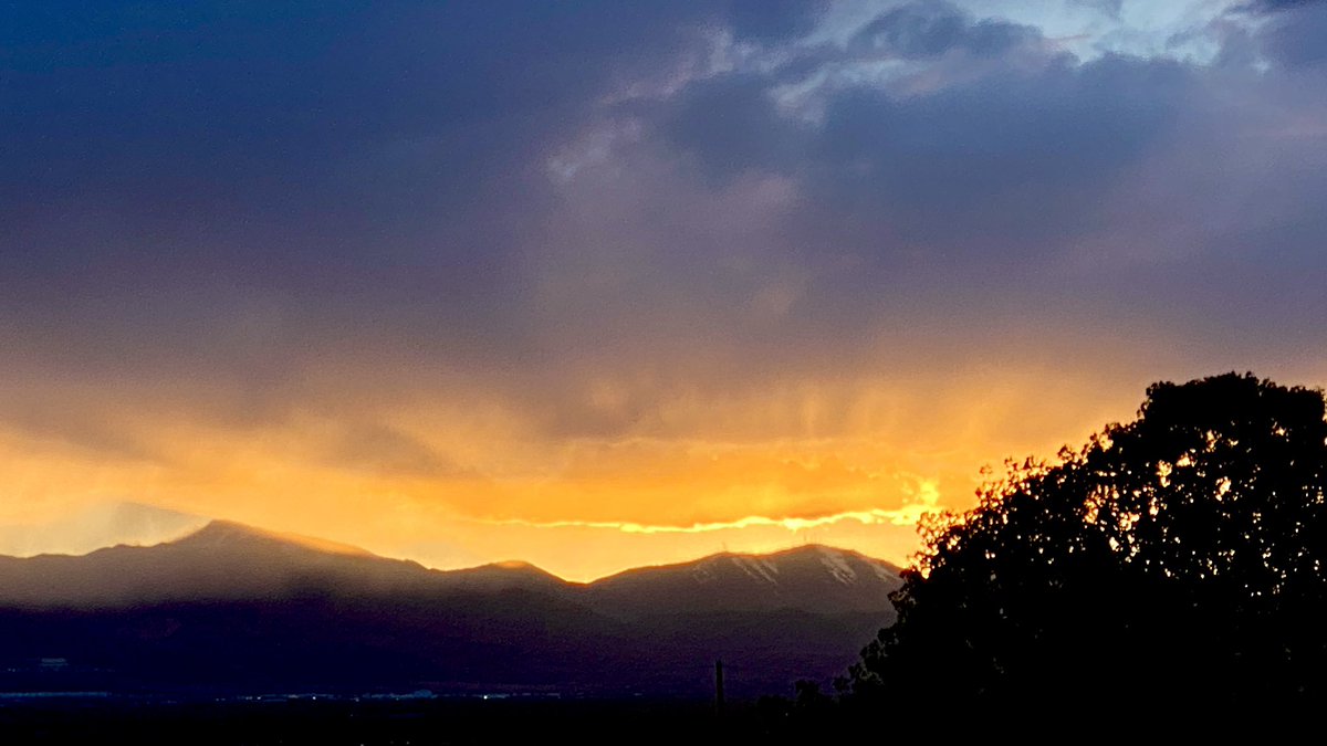 Sunset over Oquirrh Mtns, Salt Lake City, Utah #Utwx @StormHour @AlanaBrophyWX @ThomasGeboyWX @Dan_Pope_FOX13 @dannahyer @spunky_libra @UtahBamaFan @gracefulvibin @AdamBaird13 @spann