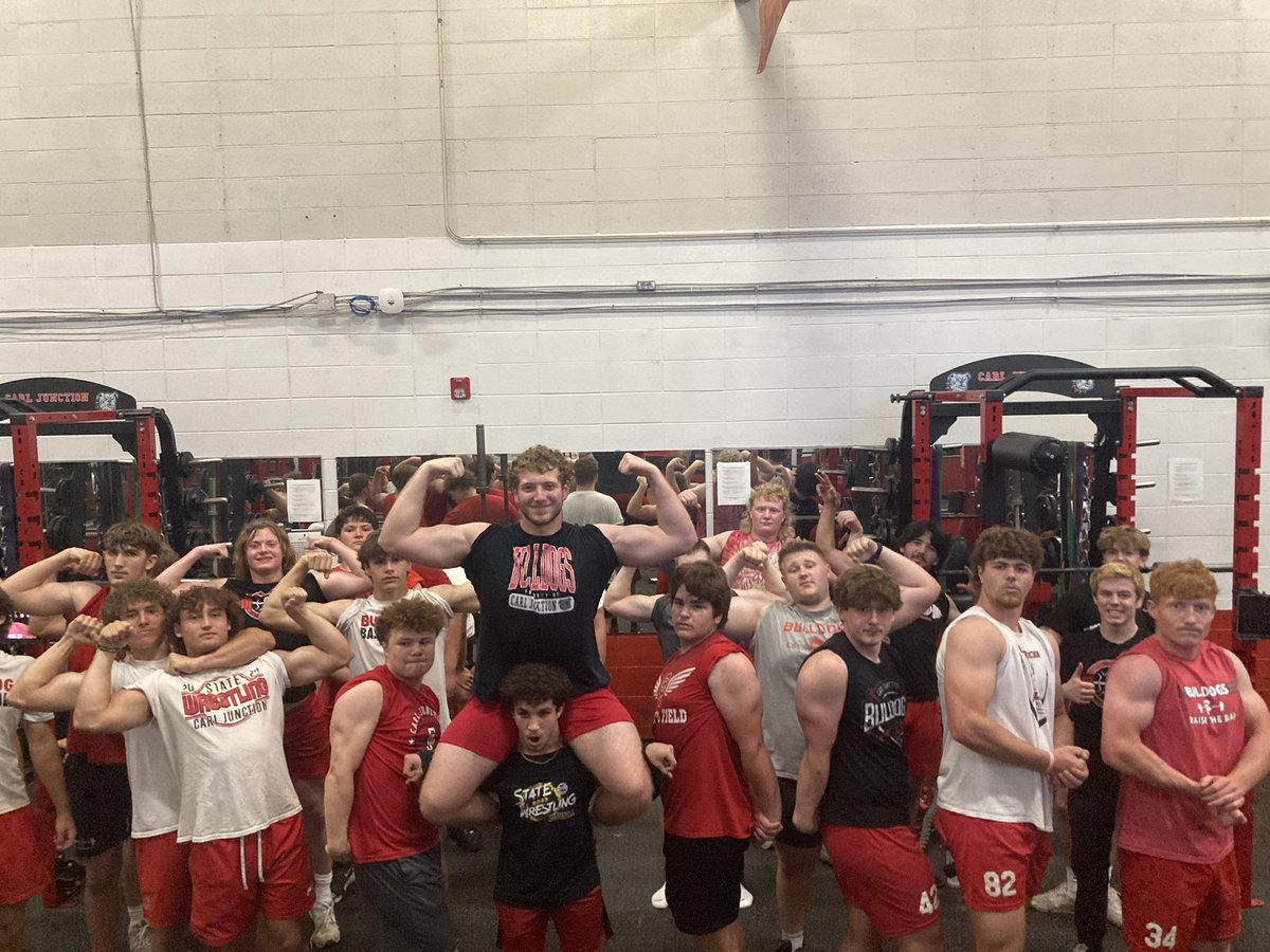 Last Friday pic of the year with adv weights and the last with this group of seniors!  Class of 24, you have a lot to be proud of and you will be missed!  Remember to #raisethebar in all you do!  Don’t be strangers, come back and see us!
