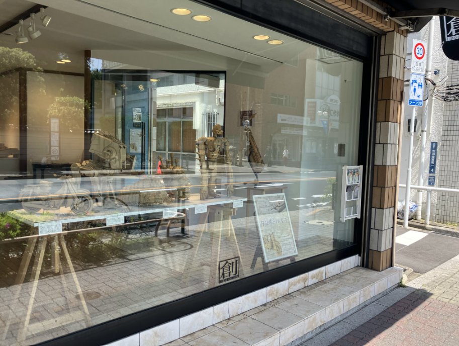 「ダンボール女子吉祥寺に住んでます」   
 \本日最終日/   
多くのお客様にお越しいただいた本個展も本日で終了♪
まだの方はお急ぎください！
本日も会場の様子をちょこっとお届け！
会場外に向けて作品がお出迎え♪こちらを目印にお越しください
#ダンボール女子の世界展