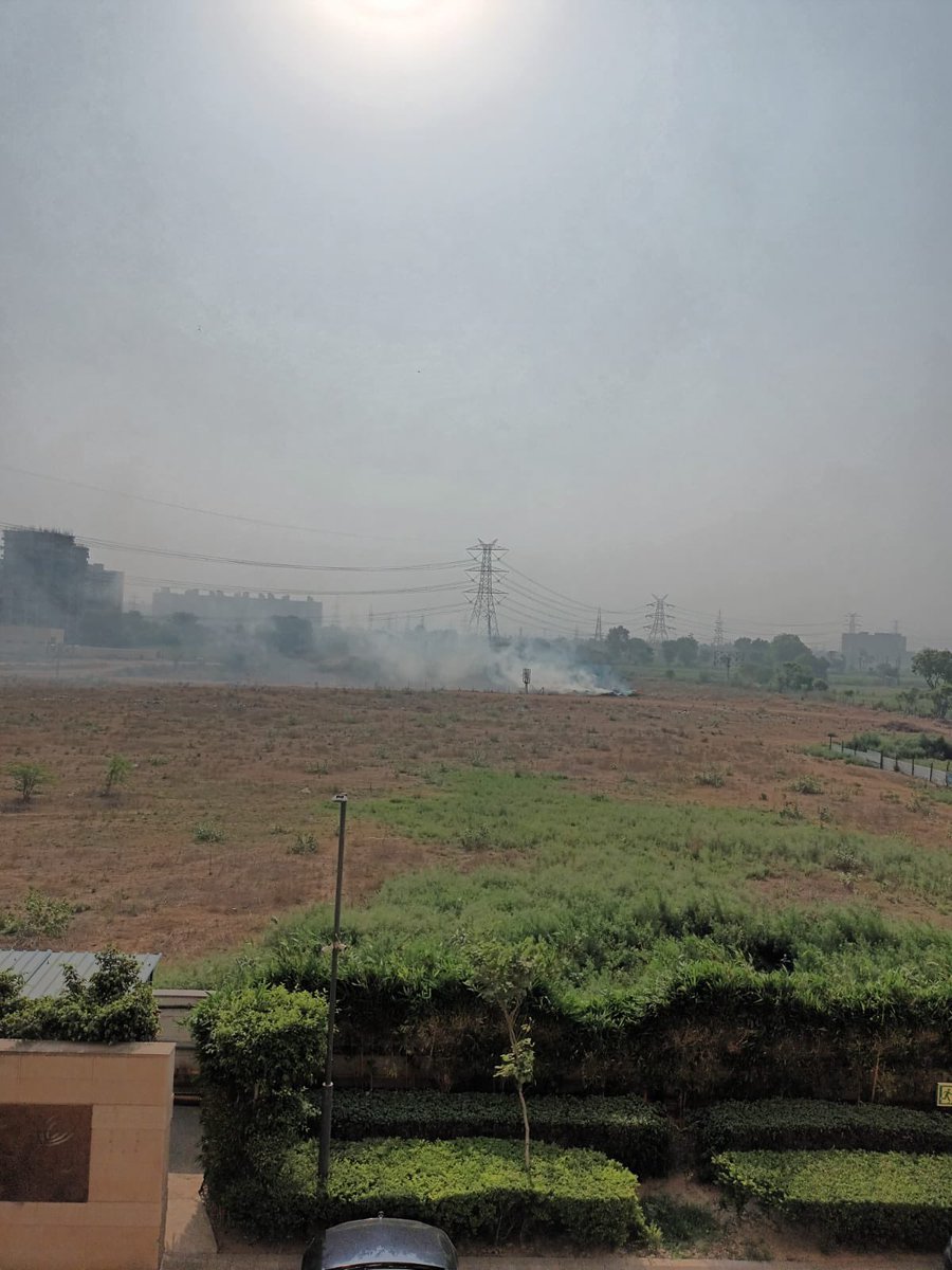 M3MTheMarina's tweet image. Scorching Heat, Powercuts, Dust Pollution and now Waste Burning. How do we survive this mayhem. Sad state of affair in Sector 68, Gurugram . Nobody takes responsibility @CPCB_OFFICIAL @DC_Gurugram @MunCorpGurugram @TOIGurgaon @JagranNews @Live_Hindustan @GurugramNewsLiv