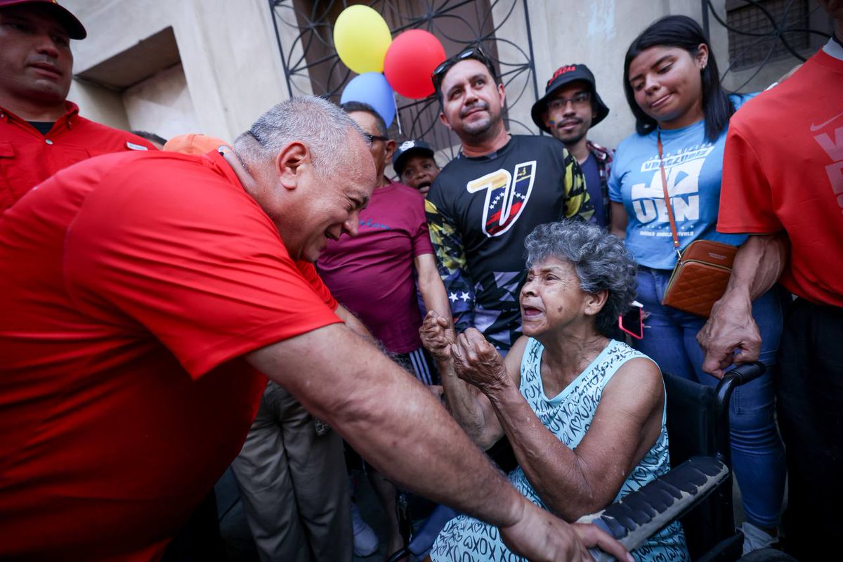 Esta abuela quizás le haya dicho a @dcabellor: Diosdado, vamos con fuerza, con unidad, con conciencia y mucho patriotismo a la reelección del presidente @NicolasMaduro el #28Jul, está prohibido faltarle al comandante Chávez ¡Nosotros Venceremos!. #ConcienciaPatriótica