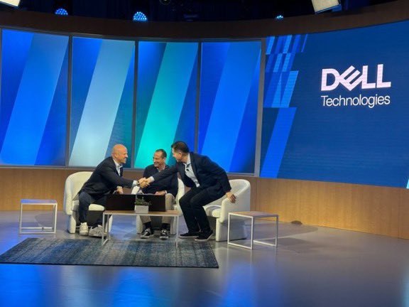 The moment we told @MichaelDell that he is part of @TheSixFiveMedia origin story. He popped up and shook our hands and said “You guys are killing it.” Many thanks, Michael. Words of encouragement during what was a thoughtful conversation today at Dell Tech World on the Six