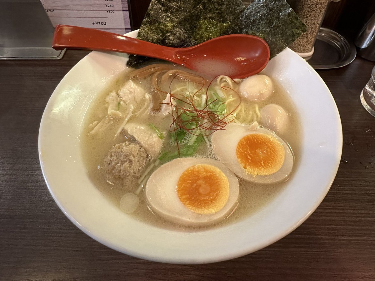 n_skywalker's tweet photo. 今日のランチは、鶏そば親子スペシャル🐓やっぱり旨い😋そして店内冷房効いててありがたい😁

#ランチ #今日のランチ #鶏そば #鶏そば親子スペシャル #とりそば雄 https://t.co/48RJUG3d7O