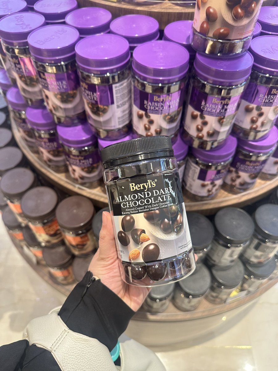 ketengahketepi's tweet photo. RM1 je sebotol ni kalau beli 25&amp;26 MAY ni je😭😭 minimum 1 botol per person, start 12PM. HANYA untuk 100 ORANG TERAWAL je. (untuk store di fahrenheit 88 ni sahaja)

RT dan sebarkan bagi penggemar Beryls nampak ni! https://t.co/Ypwh2KqL4Z