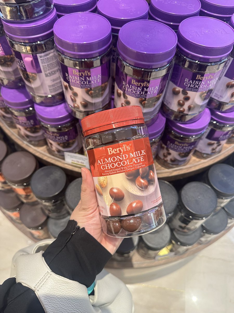ketengahketepi's tweet photo. RM1 je sebotol ni kalau beli 25&amp;26 MAY ni je😭😭 minimum 1 botol per person, start 12PM. HANYA untuk 100 ORANG TERAWAL je. (untuk store di fahrenheit 88 ni sahaja)

RT dan sebarkan bagi penggemar Beryls nampak ni! https://t.co/Ypwh2KqL4Z