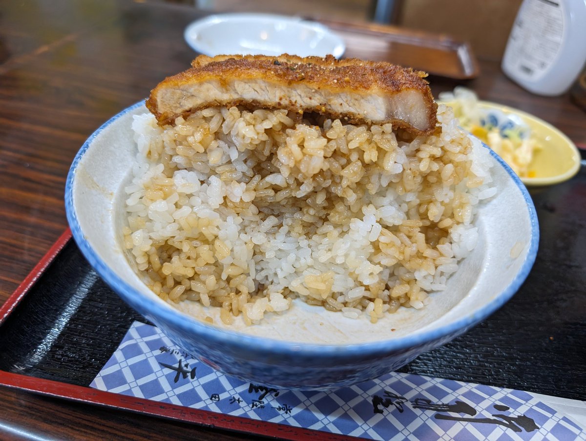 茨城県常陸太田市「釜平」
ソースカツ丼大盛1200円

男の子ってこーゆーのが好きなんでしょ❤ってフォルムしとる。
蓋閉まってなくて、盛り上がってる。
カツに比べてご飯の割合が多いんですけど、断面図からも分かる通りソースが染みてるんでソースご飯をおかずにご飯が進む君なので安心、美味しい