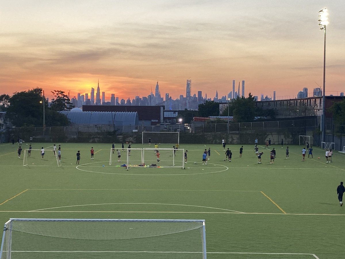 CryptoCriminal5's tweet image. #MetOval tryouts 
The beautiful game ⚽️😍
#Queens #NYC #Sunset