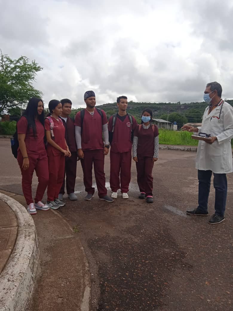 Educación para el trabajo. Terreno taller docente a estudiantes durante curso electivo sobre Malaria. C. P II Maisanta, en el Estado #Amazonas. #CubaPorLaVida ⚡️⚡️ #CubaCoopera @cubacooperaven ⚡️⚡