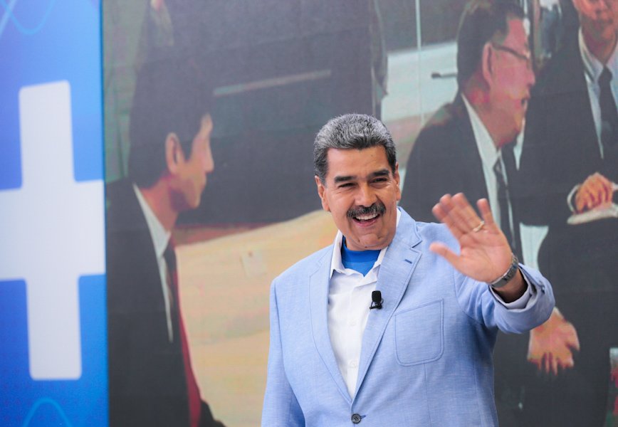 NicolasMaduro's tweet photo. ¡La organización del Pueblo es importante! Sin confiarnos, más bien debemos prepararnos en todos los frentes: en lo político, lo comunicacional, el 1X10 y el 5X5. Nosotros conocemos la fórmula para coronar la Victoria Popular del 28 de Julio. https://t.co/hKlm71zkBQ