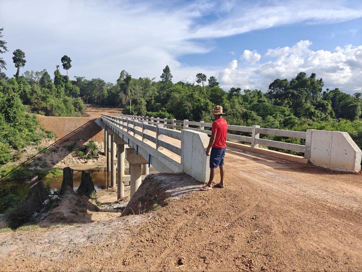 We are thrilled to announce that the bridge in Dang Peng Commune is now ready for use. This vital infrastructure project involved the use of 745 cubic meters of concrete and 40 tons of steel, providing a reliable connection for 567 families. Historically, the Dang Peng Commune