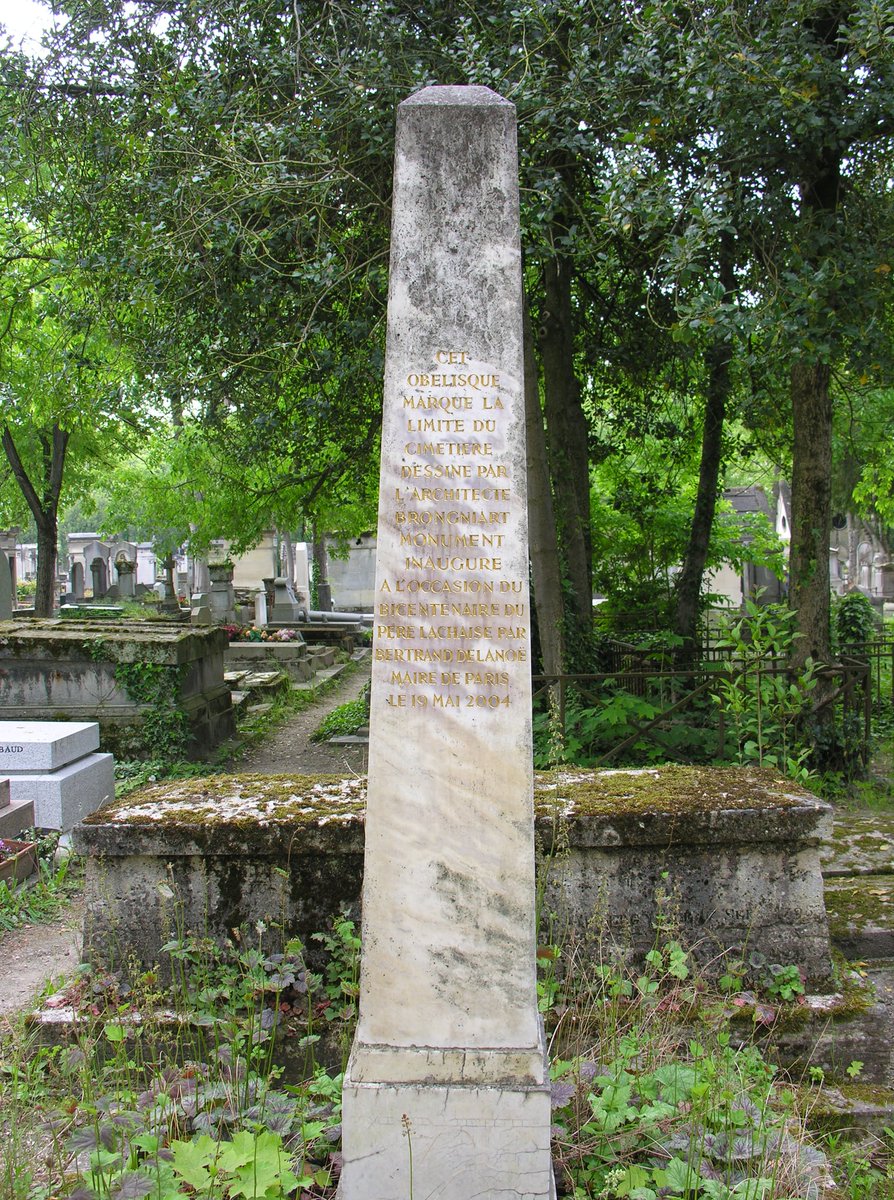 le 21 mai 1804 le cimetière du Père-Lachaise est officiellement ouvert par une première inhumation d'une petite fille de cinq ans Adélaïde Paillard de Villeneuve. En photo le monument du bicentenaire du cimetière inauguré en 2004 par Bertrand Delanoë maire de Paris