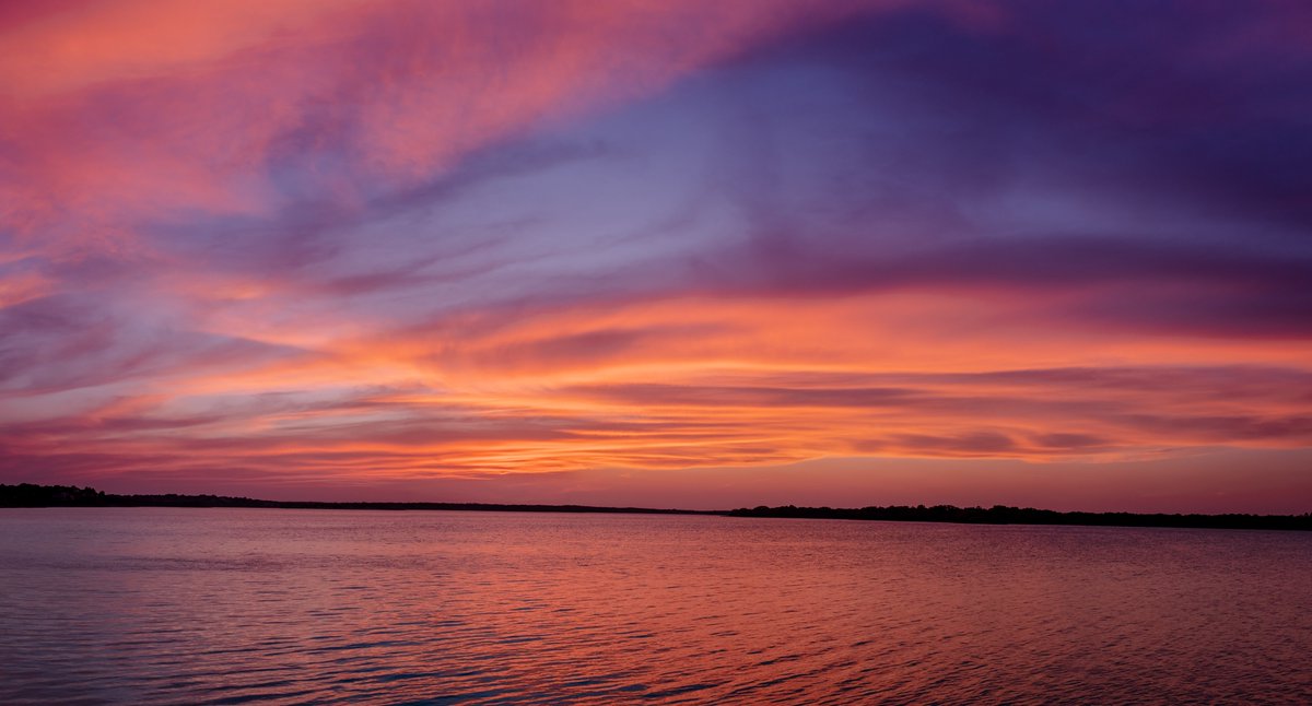 Tonight's Sunset (F7576P) 'Celestial Radiance' Enjoy the view! 😎🥓🥓🥓🥓 #sunset #sunsetphotography #texas #lakelewisville #lewisvillelake #highlandvillagetx #lake #lakelife #clouds #cloudporn #chuc #sky #MyHighlandVillage #hickorycreektx #hickorycreek