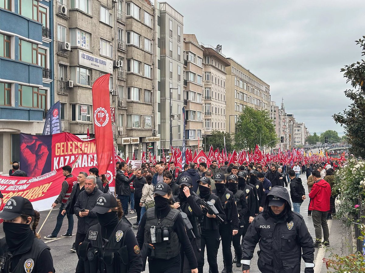 1 Mayıs’ta Taksim’e yürümek isteyen 2 yoldaşımız sabah ev baskınıyla gözaltına alındı. 

Taksim meydanını kazanacağız, arkadaşlarımızı geri alacağız!

#TaksimeTutsaklaraÖzgürlük
#HepsiniAlacağız