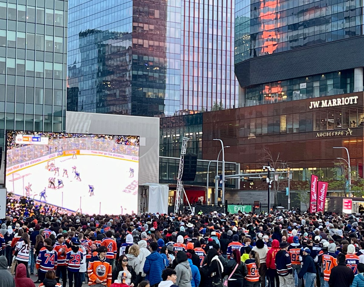 Looking like a great night for a win for our @EdmontonOilers! Let’s get this done! 💙🧡💙🧡