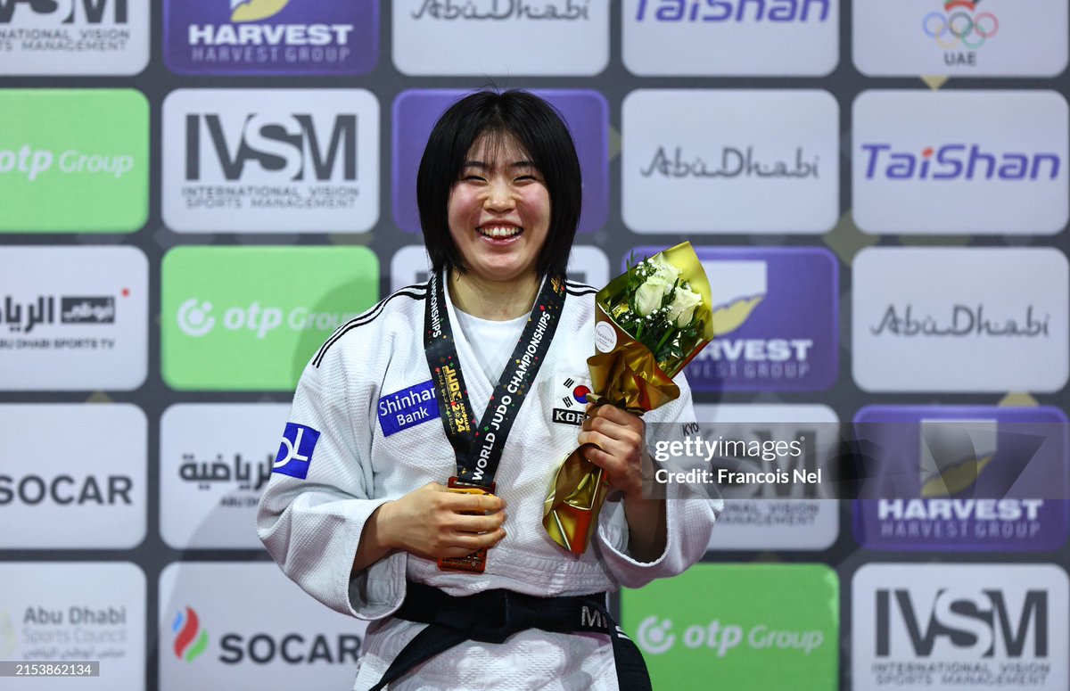 할머니 유언을 따라 일본 국적 포기후 한국 유도 국가대표가 된 허미미 선수(와세다대 스포츠과학부 3학년에 재학). 한국 유도 6년만에 세계선수권대회 금메달을!🥇🎉 여자 선수로서는 1995년 이후 처음. 허 선수는 독립운동가 허석 선생의 후손.