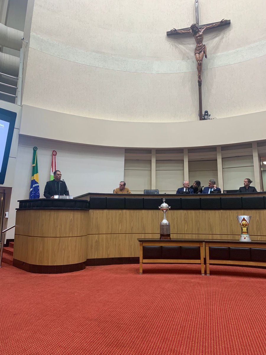 Freibergue Nascimento, presidente da Fesporte, discursou nesta segunda, 20,  na Alesc em homenagem à Filipe Luis. 
<a href="/GovSC/">Governo de SC</a> 
<a href="/jorginhomello/">Jorginho Mello</a> 
<a href="/FreibergueN/">Freibergue Nascimento</a> 
<a href="/assembleiasc/">ALESC</a>