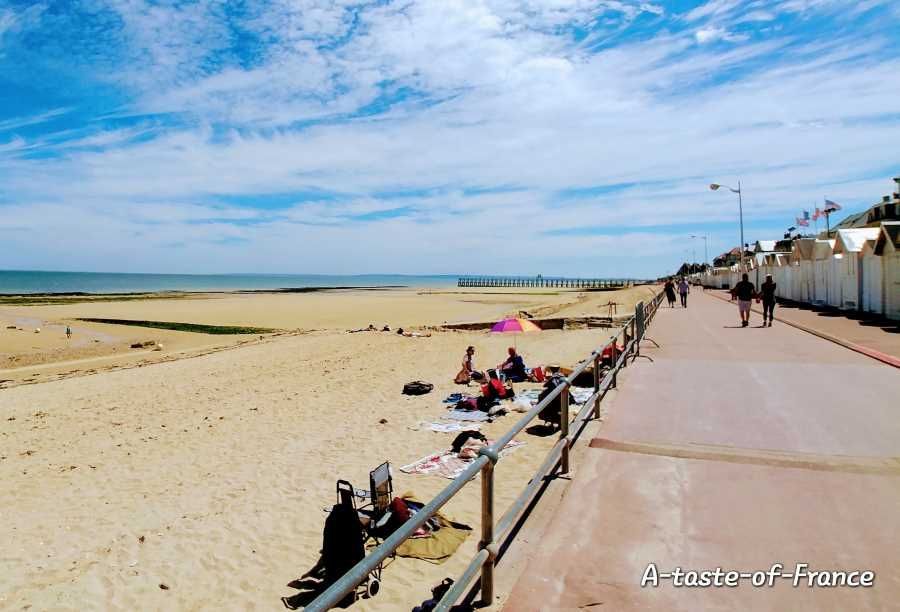 france_images's tweet photo. The beach at the resort of Luc sur Mer in #Normandy https://t.co/7CBBcH8Lek

#France 🇨🇵 #travel #photo #LucSurMer https://t.co/5PEgBbqi46