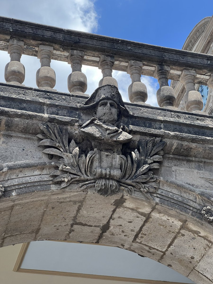 Sabías que en el Castillo de Chapultepec existe un busto de Napoleón Bonaparte? Si, se encuentra sobre una de las 5 arcadas que da acceso al Museo Nacional de Historia. Acompañando a este busto se encuentran otros 4, los grandes conquistadores de Europa, Alejandro Magno,