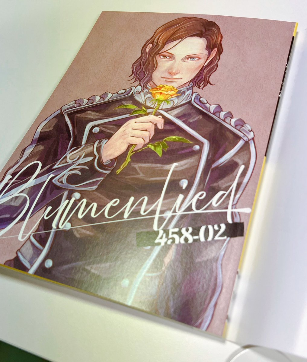 一部輸送中の破損はありつつも花吐きロイエン本届きましたってことで画像のせる🥳🥳🥳✨✨
カバー巻いたら本!て感じ!
しおりこんな感じ!🌹
本文は結構描き直してる😂(主に顔) 