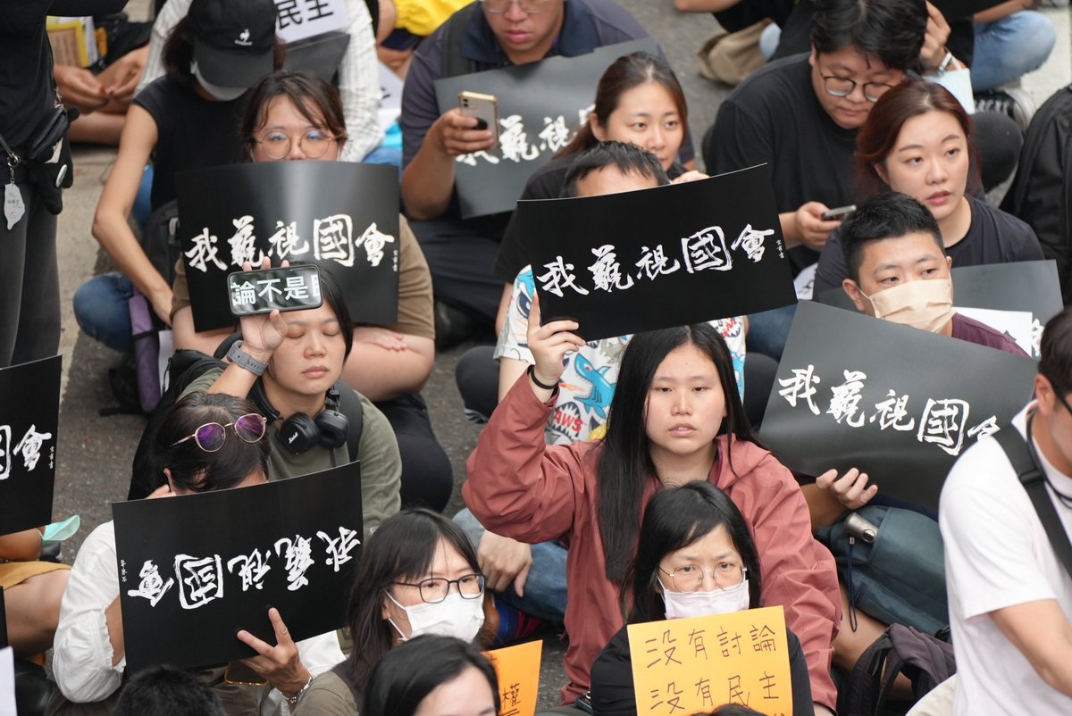 The KMT continues to push its controversial bills expanding the LY's power through parliament. To prevent the DPP from blocking the procedures, the KMT has fortified itself on the podium and is reverting to voting by show of hand. Meanwhile, protesters keep gathering outside.