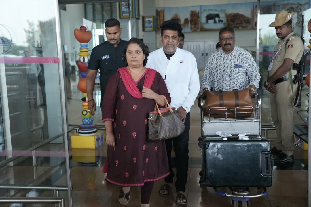KRG_Connects's tweet photo. ರಾಯಣ್ಣನ ನಾಡಲ್ಲಿ ಶಿವಣ್ಣ!!! 
Walking into the sets of #Uttarakaanada 🔥💥 https://t.co/KsPmCzeCll