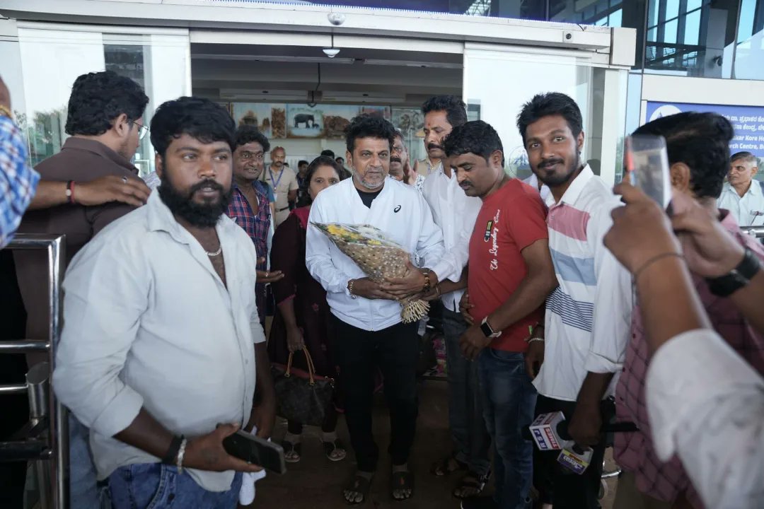 KRG_Connects's tweet photo. ರಾಯಣ್ಣನ ನಾಡಲ್ಲಿ ಶಿವಣ್ಣ!!! 
Walking into the sets of #Uttarakaanada 🔥💥 https://t.co/KsPmCzeCll