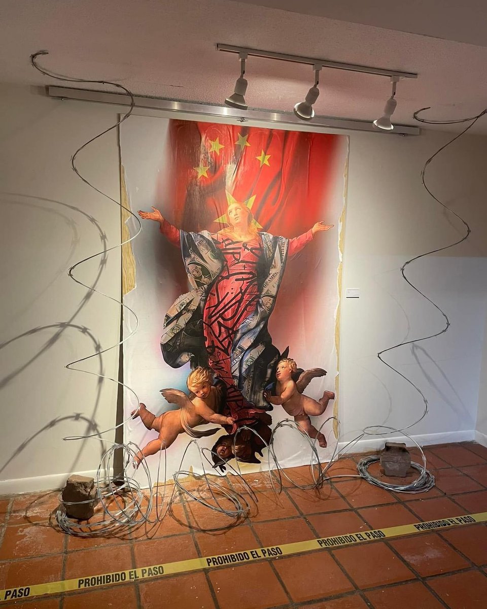 #JrzArt | FINAL

«Esta obra simboliza la transición del poder económico global. La figura central, envuelta en billetes de dólar, representa el dominio histórico de Estados Unidos. La bandera de China detrás de ella muestra su ascenso como nueva potencia económica.
[iG] ariart