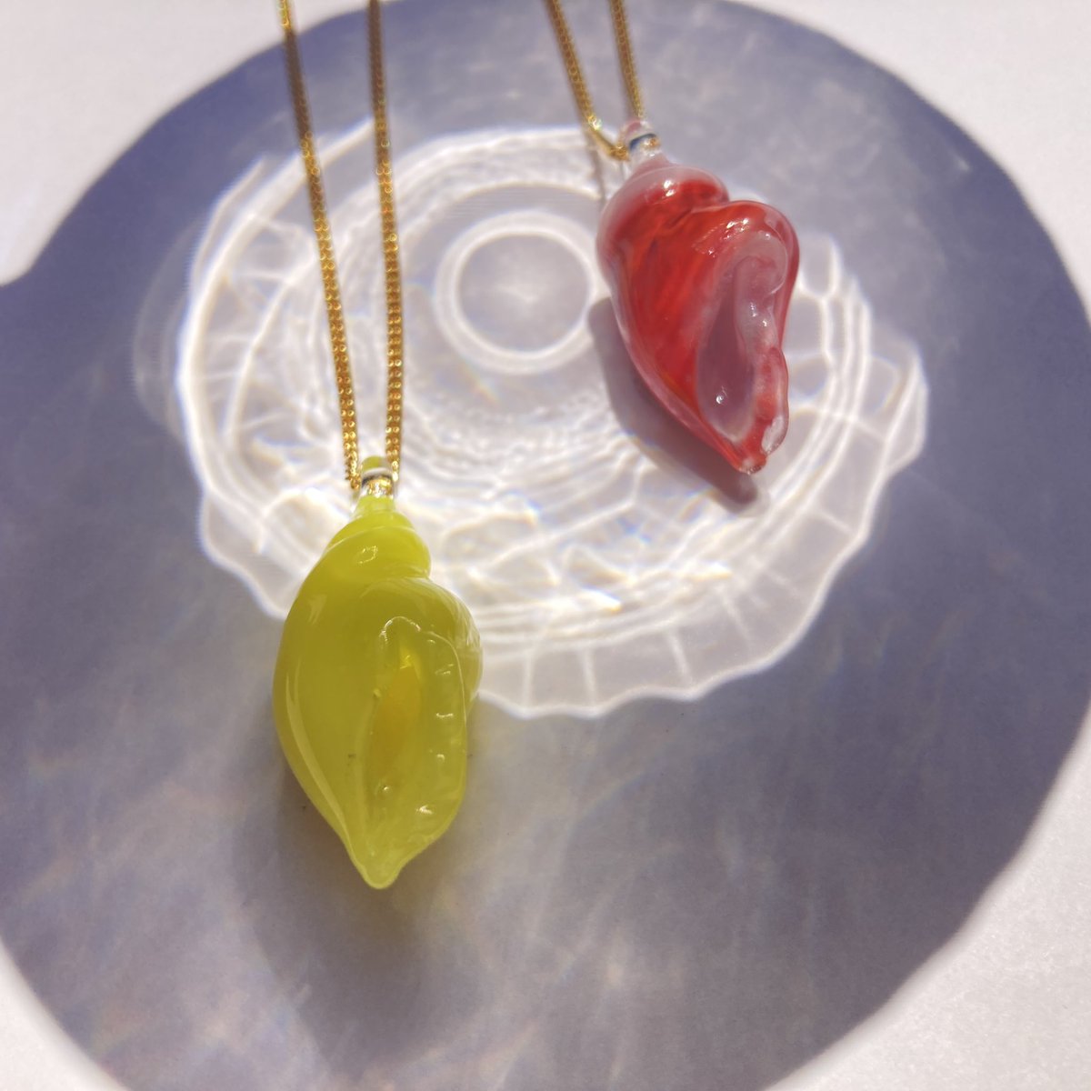 今日ご紹介するのは、巻貝ネックレス。
色ガラスが作り出す、不思議な色味をお楽しみください！
少し長めのネックレスにお仕立てしておりますので、首元が広く開いた夏のファッションにも合わせやすいですよ！
Tシャツのワンポイントにいかがでしょうか?
#巻貝 #夏 #ガラスアクセサリー #summer #beach