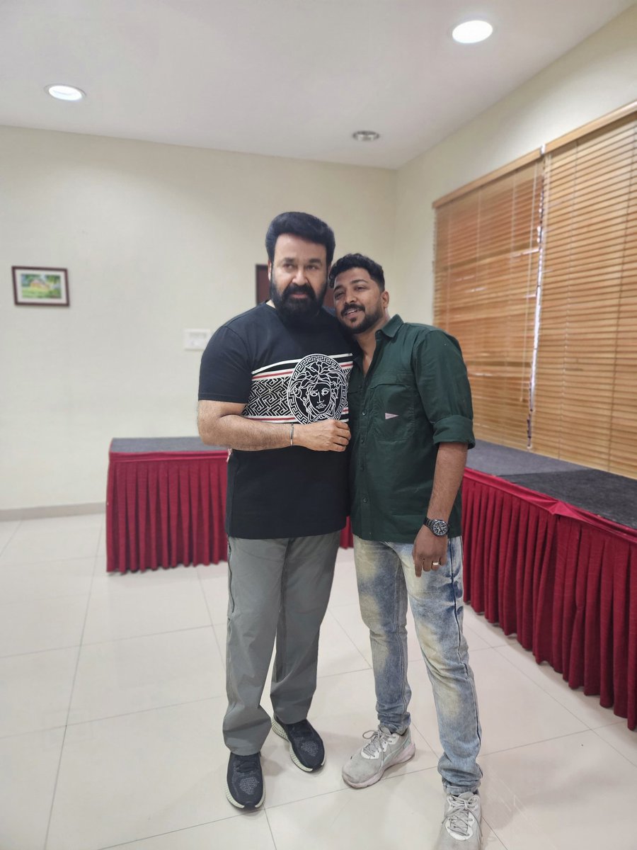 unnirajendran_'s tweet photo. An imbalanced shoulder to support 🤗 

Happy Birthday Lalettaa ❤ 

@Mohanlal 👑 https://t.co/eHrrGFEecN