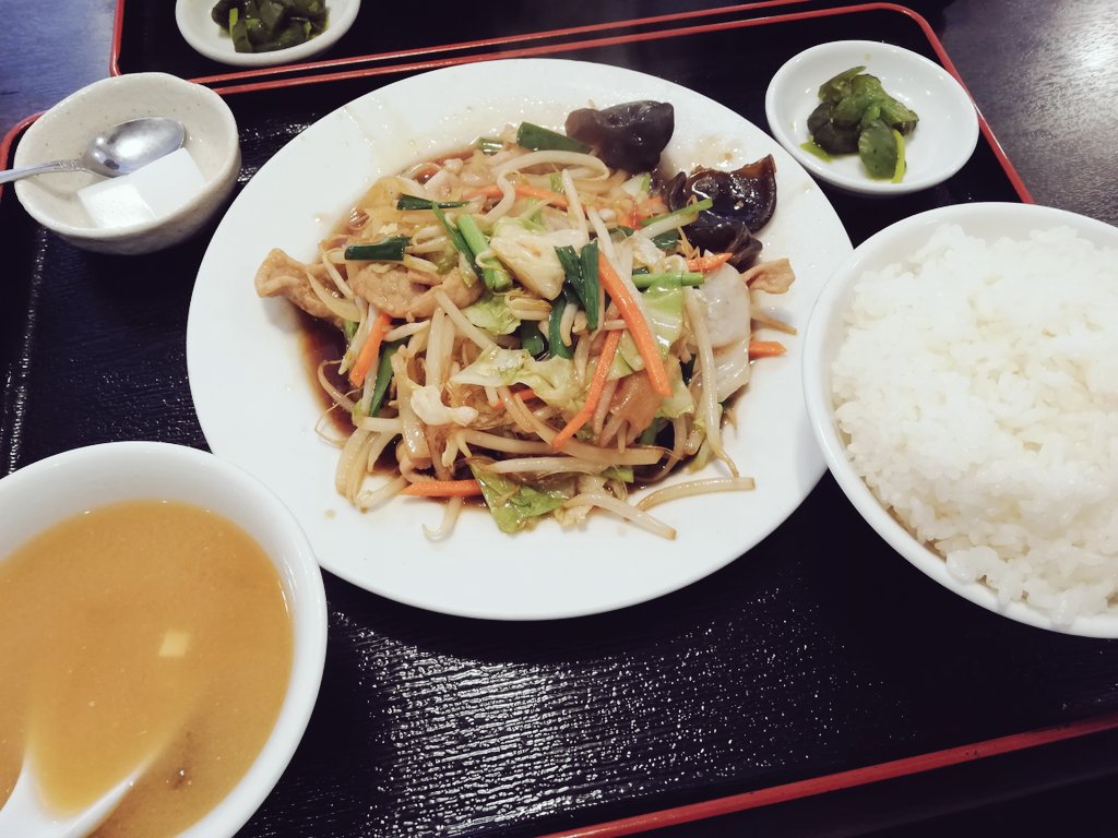 豚肉野菜炒め(((ｏ’～’ｏ)))おいしいけど量が…多い！

お腹ぱんっぱん✋(*`н´*)