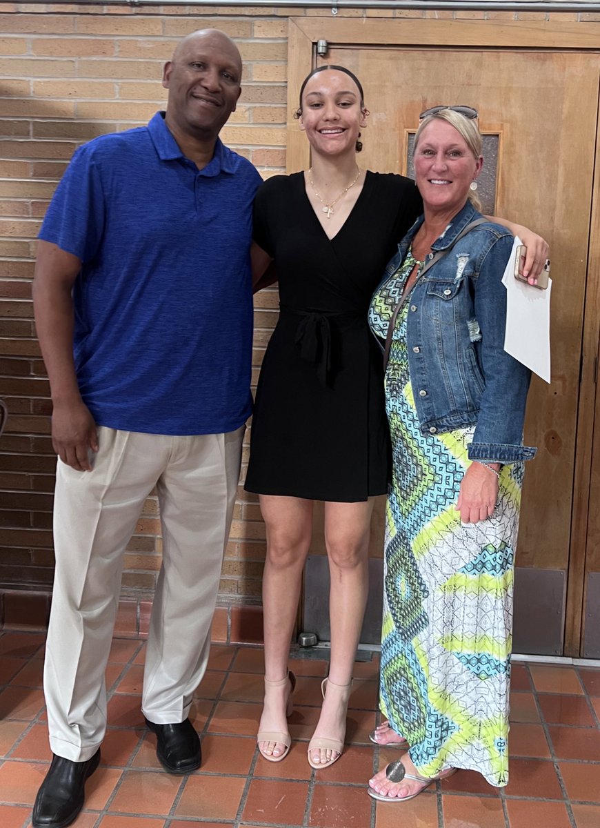 t_stanfield2's tweet image. 8th Grade Award Night #EducationMatters #StudentAthlete #brainsfirst Next 👆🏽Freshman #blessedbeyond #imher @FBCNewYoungunz @FBCMotton @KYP212 @breaknbadhabits @MWTakeover #goals #MakingADifference #proudparents