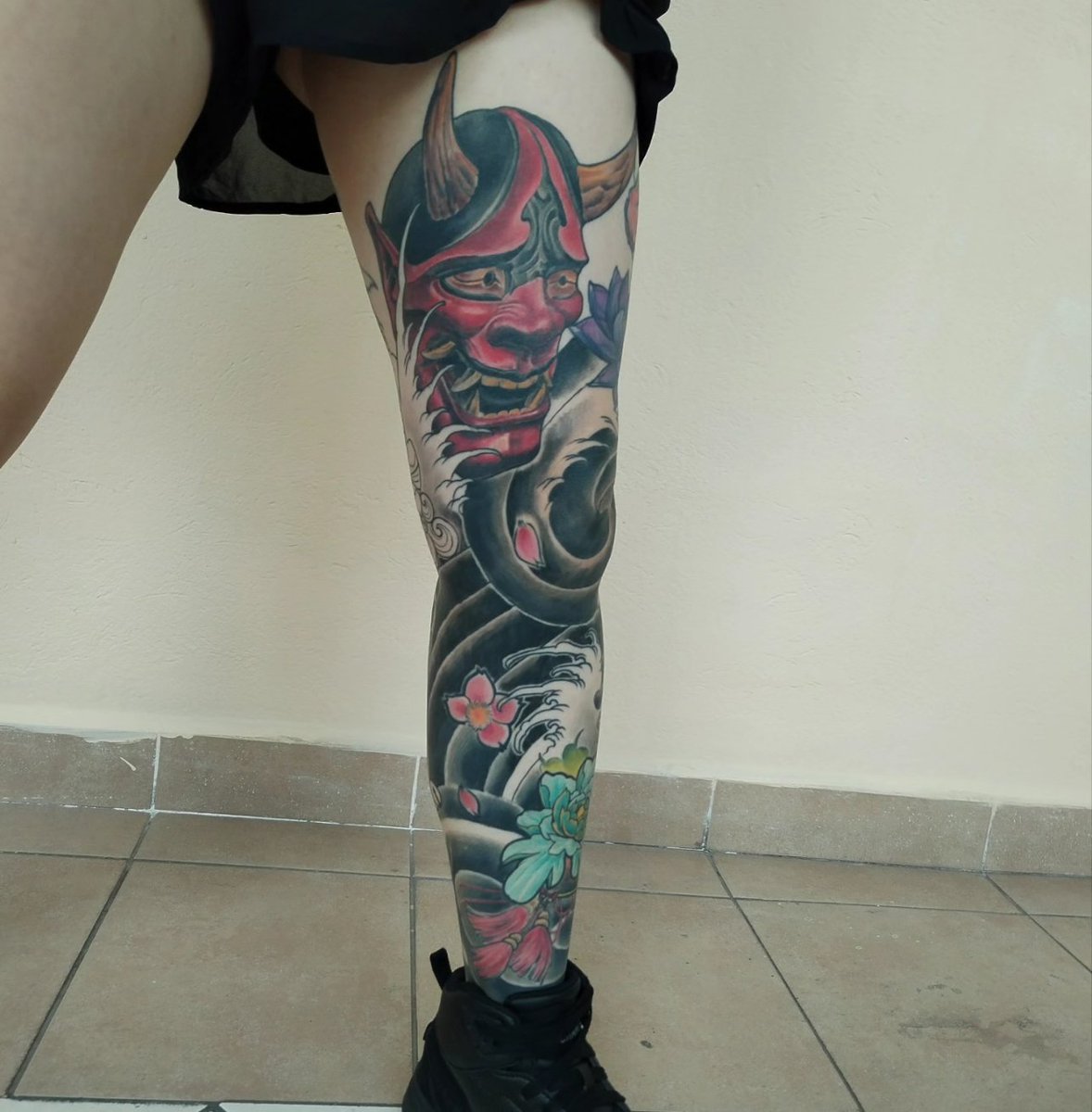nathannahui4's tweet photo. Ya mérito acabamos esa piernita, pero quería enseñar el avance, todo está sano y para la siguiente sesión 🔥
El único tatuaje que no es mio es el pez koi y el loto morado.
Agenda abierta CDMX
#Tattoo #tattoocdmx #japanese #japanesetattoo  #kitsune  #nathannahuitattoo #nathannahui https://t.co/NEV1fKOP9S