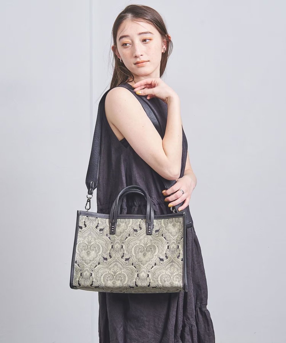 UNITEDARROWS's tweet photo. ＜A VACATION＞から、新作が登場！
大きすぎず、小さすぎない荷物がしっかりと収まる横長デザイン。バッグインバッグのような大きめなポーチ付きで小物の収納ができるのも嬉しいポイント💡
取り外せるショルダーストラップもあり、２WAYで使っていただけます。

#ユナイテッドアローズ
#AVACATION https://t.co/TDojk3jOKL