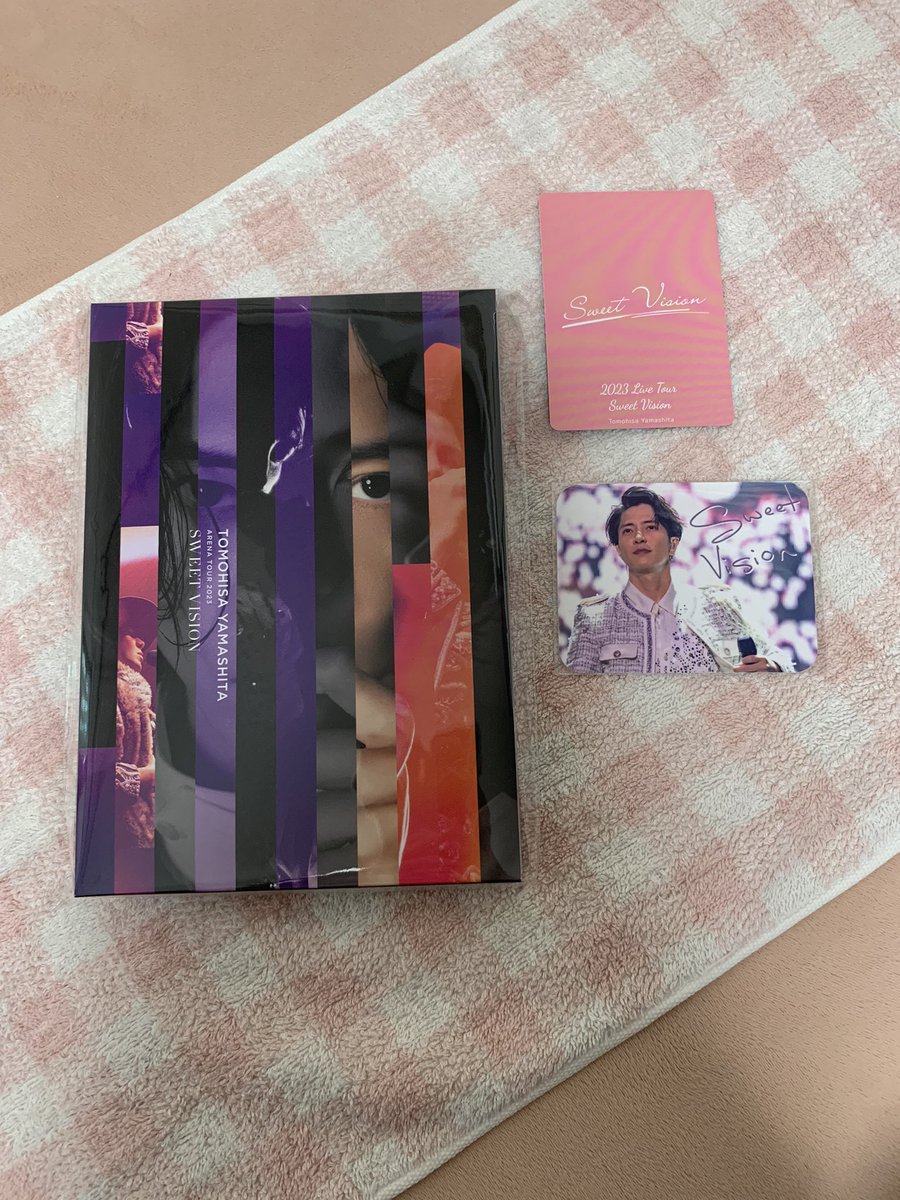 やまぴー🙋🏻‍♀️💜
今朝
ARENA TOUR 2023 -Sweet Vision-の
DVD届いたよ📀✨

お友達の分もと考えている間に
Club9限定版が売り切れてしまい
まさかの自分の分も買えなくなるという
悲劇😱で通常盤だけど…😢
開けた瞬間、
目が合ってドッキドキでした🫣💓

発売おめでとう🎉

#山下智久
#SweetVision