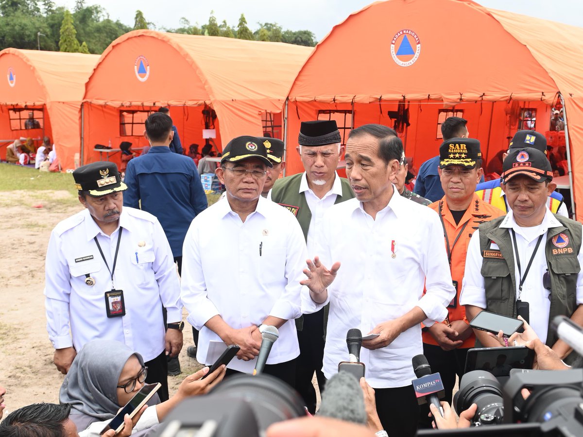 Keterangan Pers Presiden @jokowi usai Peninjauan Lokasi Terdampak Bencana Longsor dan Banjir Bandang Lahar Dingin di Kabupaten Agam, Provinsi Sumatera Barat, 21 Mei 2024 #Transkrip setkab.go.id/peninjauan-lok…